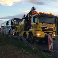 Lkw von Kfz Labi beim Abschleppen von Bus