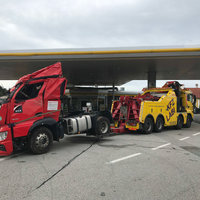 Lkw von Kfz Labi beim Abschleppen von Lkw