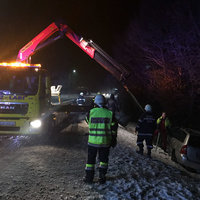 Lkw von Kfz Labi beim Bergen von Pkw