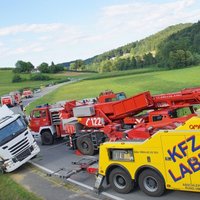 Lkw von Kfz Labi beim Abschleppen von Lkw