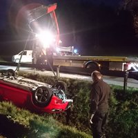 Lkw von Kfz Labi beim Bergen von Pkw