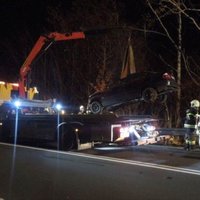 Lkw von Kfz Labi beim Bergen von Pkw